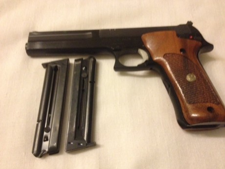 Vendo esta semiautomática del 22,"smith and wesson 422" muy buen estado, ideal para iniciarse. 01