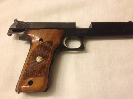 Vendo esta semiautomática del 22,"smith and wesson 422" muy buen estado, ideal para iniciarse. 00