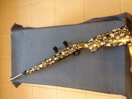 Winchester 490 22 Only. Carabina del 22. personalizada con calaveras en blanco y negro con hidroimpresion. 02