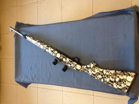 Winchester 490 22 Only. Carabina del 22. personalizada con calaveras en blanco y negro con hidroimpresion. 01