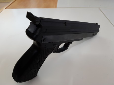 SE VENDE pistola de aire comprimido marca Gamo en calibre 4.5 mm, muy nueva casi sin uso. No utilizada 00