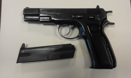 Un compañero vende su CZ 75 del 9 m/m PB., esta guiada en "A" a si que tiros no ha pegado muchos, 132
