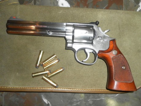 vendo revolver S&W en calibre 357 magnum y cañon de 6" muy buen estado , solo utilizado para 01