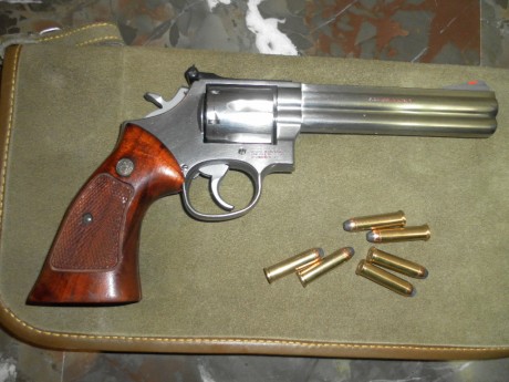 vendo revolver S&W en calibre 357 magnum y cañon de 6" muy buen estado , solo utilizado para 00