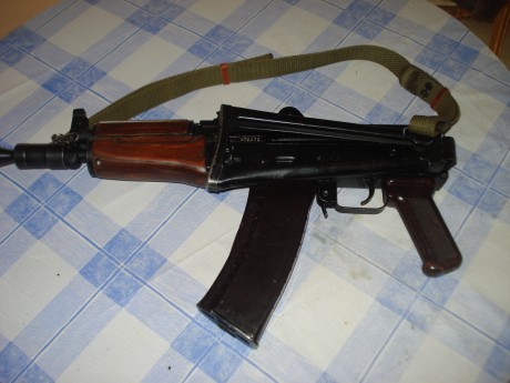 un amigo mio vende este fusil de asalto ruso aks-74,inutilizado,con certificado aleman,por 225€ 01