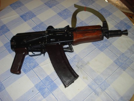 un amigo mio vende este fusil de asalto ruso aks-74,inutilizado,con certificado aleman,por 225€ 00