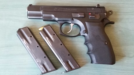 Pistola cz 75 9mm  guiada con licencia f, cuenta con dos cargadores.
Cambiadas las empuñaduras. Por cese 01