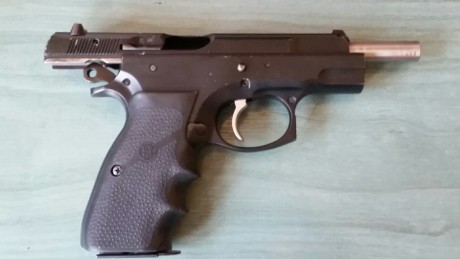 Pistola cz 75 9mm  guiada con licencia f, cuenta con dos cargadores.
Cambiadas las empuñaduras. Por cese 00