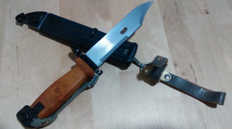 Vendo bayoneta AKM Type II, el precio es de 25 euros mas gastos de envio. Se encuentra en muy buen estado. 01