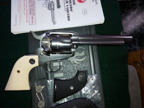 "VENDIDO" revólver Ruger New Vaquero Gloss inox. cl.357/38. 5 1/2", con dos juegos de cachas 20