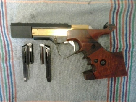 Hola
Pongo en VENTA una UNIQUE  96  U CAL. 22 lr, último modelo de la casa con dos cargadores, caja y 01