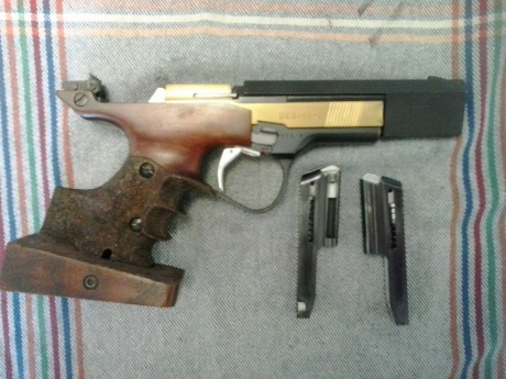 Hola
Pongo en VENTA una UNIQUE  96  U CAL. 22 lr, último modelo de la casa con dos cargadores, caja y 00