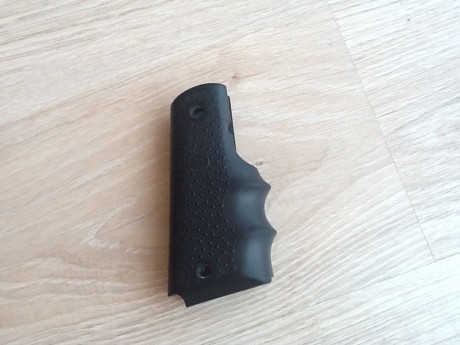 Pues se ponen en venta diversos accesorios para pistolas 1911 y sus clones siendo lo siguiente:
-- Cachas 02