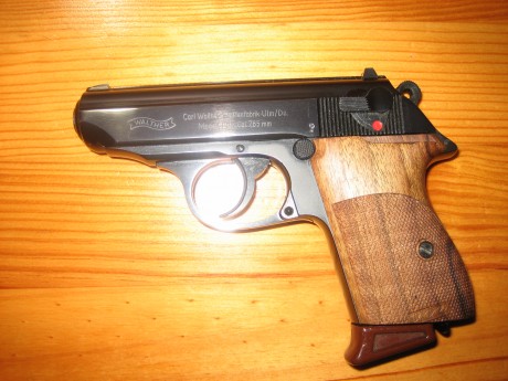 Hola. Se vende Walther PPK  32 ACP  (7.65), en uso  y en Libro de coleccionista.  Impecable, 4 cargadores, 02
