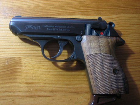 Hola. Se vende Walther PPK  32 ACP  (7.65), en uso  y en Libro de coleccionista.  Impecable, 4 cargadores, 01