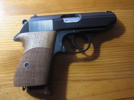 Hola. Se vende Walther PPK  32 ACP  (7.65), en uso  y en Libro de coleccionista.  Impecable, 4 cargadores, 00