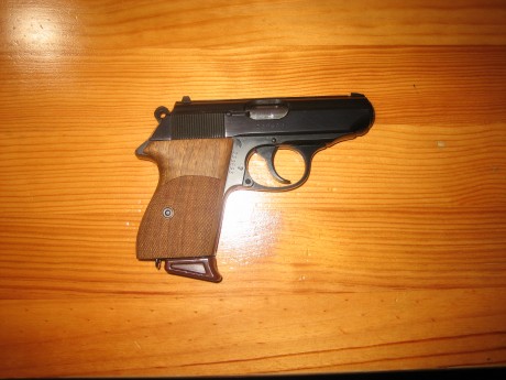 Hola. Se vende Walther PPK  32 ACP  (7.65), en uso  y en Libro de coleccionista.  Impecable, 4 cargadores, 10