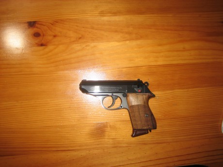 Hola. Se vende Walther PPK  32 ACP  (7.65), en uso  y en Libro de coleccionista.  Impecable, 4 cargadores, 21