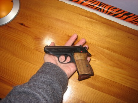 Hola. Se vende Walther PPK  32 ACP  (7.65), en uso  y en Libro de coleccionista.  Impecable, 4 cargadores, 32