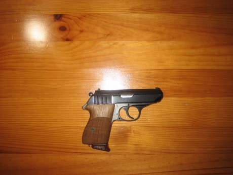 Hola. Se vende Walther PPK 32ACP (7.65), en uso y en Libro de coleccionista. Impecable, 4 cargadores, 01