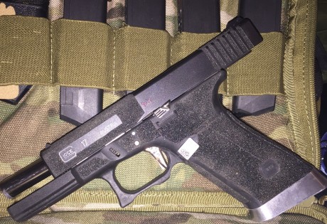  mi querida Glock 17 completamente customizada
-Cuerpo lijado y pulido para reducirlo a mano media-pequeña
-Ahuecado 41