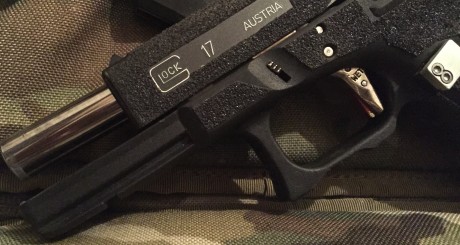  mi querida Glock 17 completamente customizada
-Cuerpo lijado y pulido para reducirlo a mano media-pequeña
-Ahuecado 40