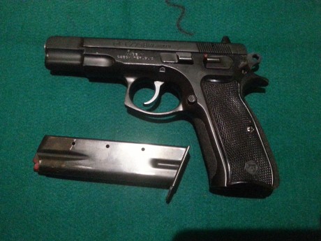 Hola, vendo CZ 75B, guiada en "F" con 1 cargador de 16 cartuchos, esta un poco rozada de la 00