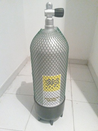 Pongo a la venta botella de 15 litros de 230 bar, adquirida nueva, en perfecto estado y solo utilizada 00