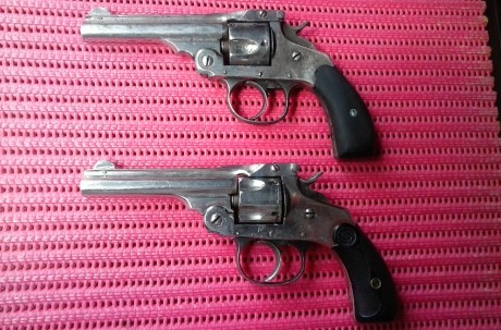 Se vende: Pareja de revolveres calibre 32S&W (32 corto), en libro de coleccionista. Están en estado 01