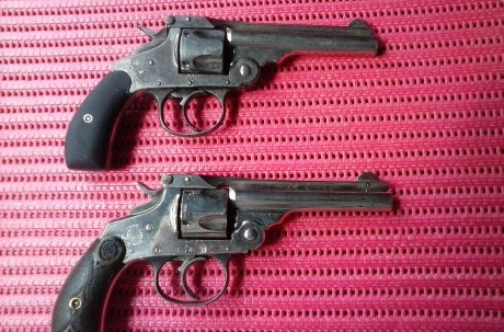 Se vende: Pareja de revolveres calibre 32S&W (32 corto), en libro de coleccionista. Están en estado 00