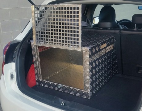 Transportin de aluminio muy ligero y de facil manejo, ideal para portar entre dos y tres perros tamaño 01