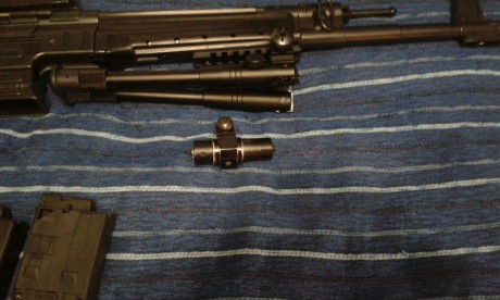 Ayudo a un amigo a vender este fusil Stg44 de la casa GSG en calibre 22, Compuesto el kit por:
 - puntero 00