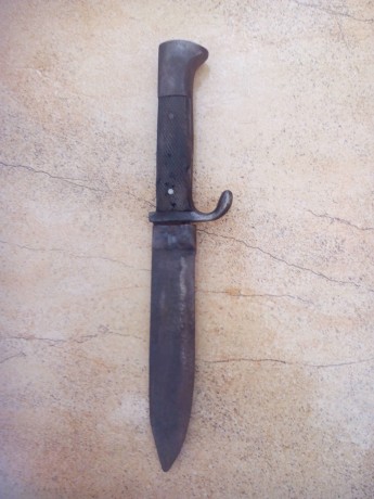 Hola,  podría alguien identificar este machete?
Creo que es de la Guerra Civil. 
Gracias 02