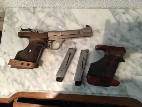 Buenas compañeros vendo la pistola con dos cargadores instrucciones en español lleva cachas nill y la 01