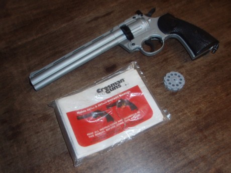 Buenas.

Un ejemplar raro.
Se trata de una revolver Crosman modelo 357 dotado de cañón de 8 pulgadas.
En 00