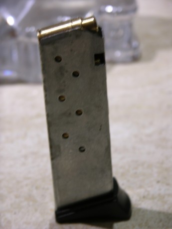 Pongo a la venta un cargador para la pistola ME9 mod. Para 4,5D.
Los cartuchos Bac.38/09  de la foto de 01