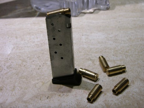 Pongo a la venta un cargador para la pistola ME9 mod. Para 4,5D.
Los cartuchos Bac.38/09  de la foto de 00