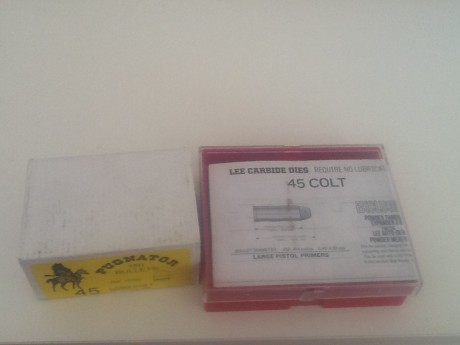 Se pone en venta un conjunto de dies de la marca Lee del calibre 45 Long Colt con tres matrices, shell 01
