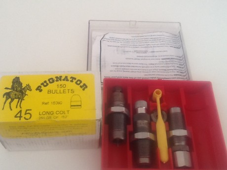 Se pone en venta un conjunto de dies de la marca Lee del calibre 45 Long Colt con tres matrices, shell 00