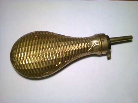 Vendo Polvorera nueva, nunca ha sido usada.
Largo del depósito: 17 cms.
Largo de la boquilla: 5 cms. 00