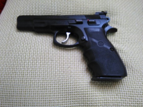 Un amigo vende una pistola CZ 75 en 9mm par. Viene con todo lo que veis en las fotos:
Alza cambiada LPA 02