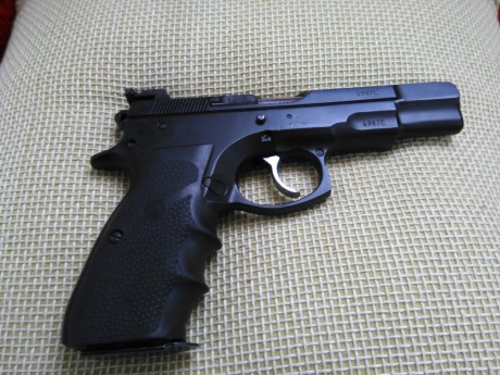 Un amigo vende una pistola CZ 75 en 9mm par. Viene con todo lo que veis en las fotos:
Alza cambiada LPA 01