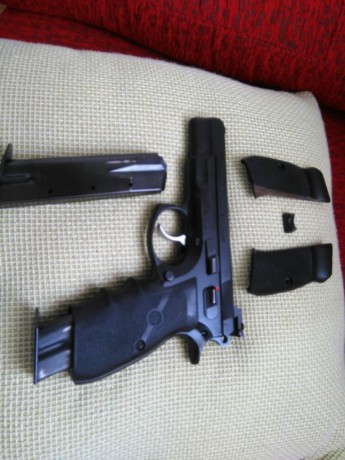 Un amigo vende una pistola CZ 75 en 9mm par. Viene con todo lo que veis en las fotos:
Alza cambiada LPA 00