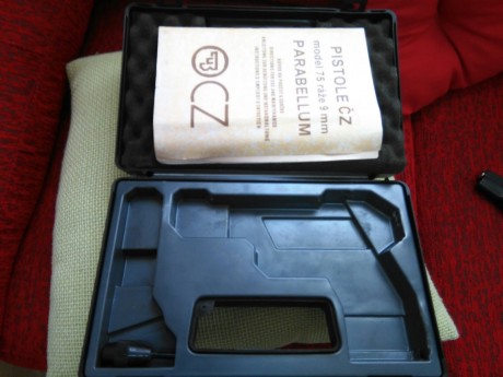 Un amigo vende una pistola CZ 75 en 9mm par. Viene con todo lo que veis en las fotos:
Alza cambiada LPA 10