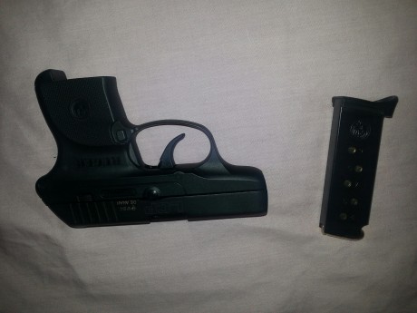 vendo pistola ruger modelo lcp calibre 9mm corto ( 380 acp) casi sin uso en perfecto estado con su caja 00