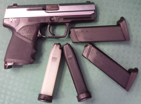 Se vende HK USP INOX, guiada en "F" calibre 9 parabellum, con cuatro cargadores y maletín.
300 02
