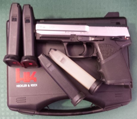 Se vende HK USP INOX, guiada en "F" calibre 9 parabellum, con cuatro cargadores y maletín.
300 01