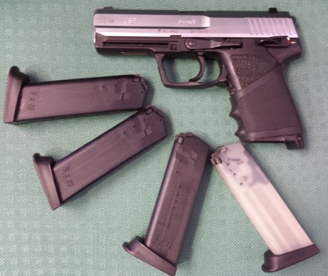 Se vende HK USP INOX, guiada en "F" calibre 9 parabellum, con cuatro cargadores y maletín.
300 00