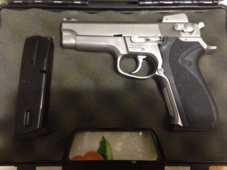 Hola

Cambio pistola S&W mod. 9506 con dos cargadores. El arma esta perfecta.
Guiada en "F"
Calibre 01