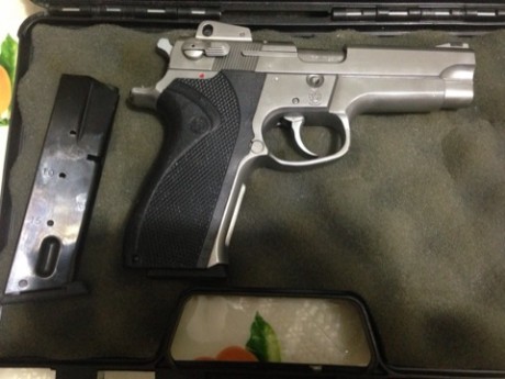 Hola

Cambio pistola S&W mod. 9506 con dos cargadores. El arma esta perfecta.
Guiada en "F"
Calibre 00